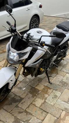 SUZUKI GSR 750 